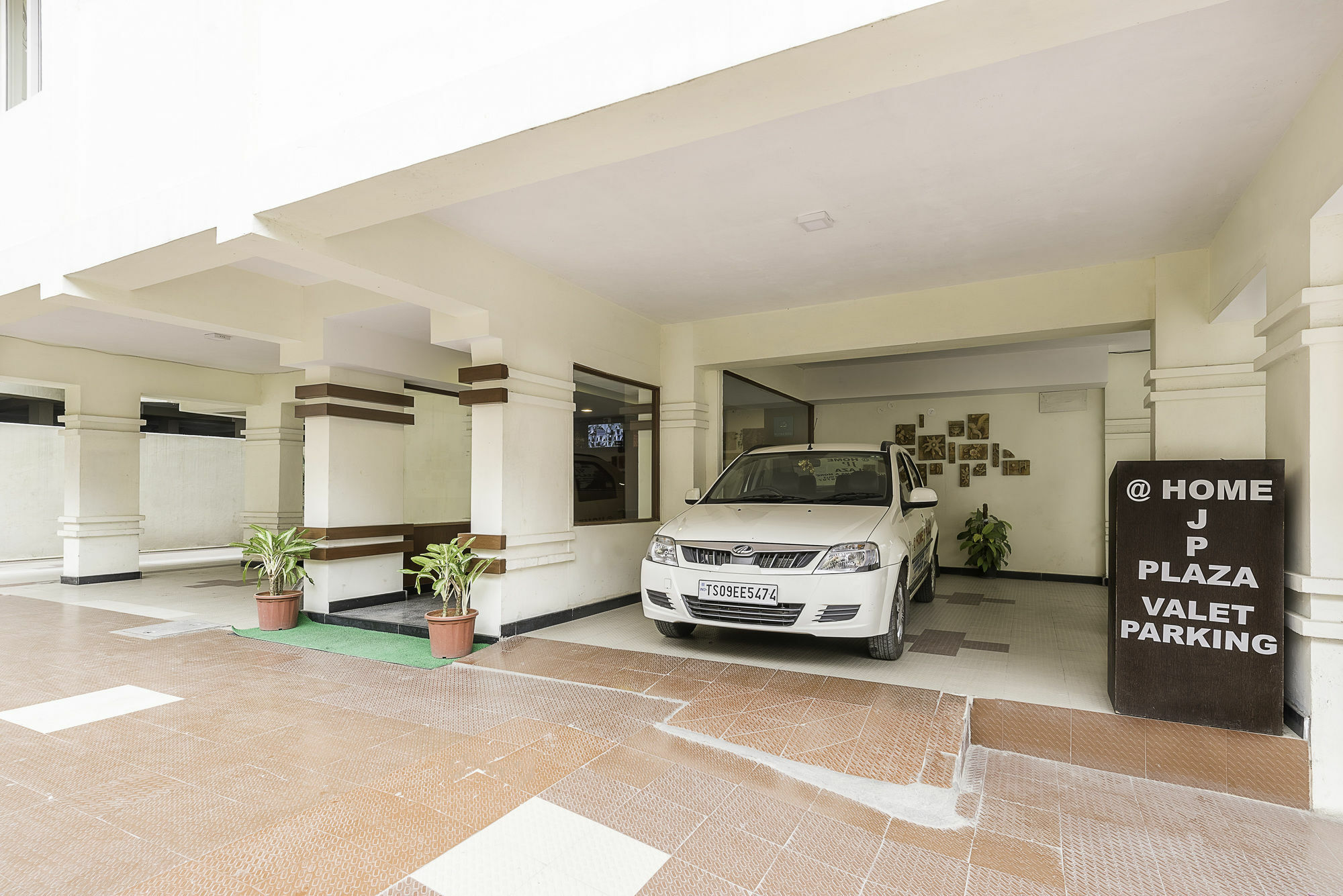 Treebo Trend Hotel Jp Plaza Nampally Hyderabad Eksteriør bilde